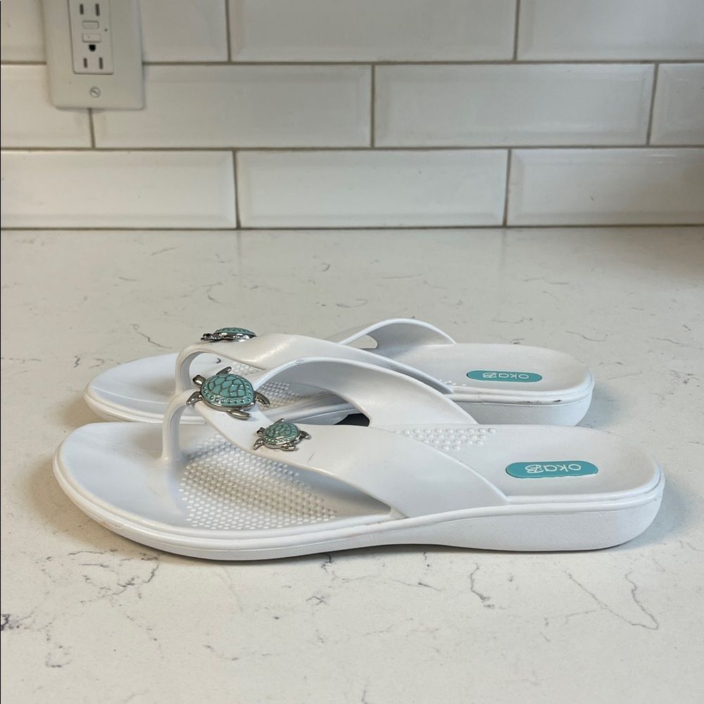 OKA B. White Theresa Sea Turtle Flip Flops Size M/L 8.5-9.5 - Picture 9 of 17
